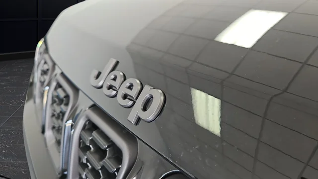 New 2026 Diamond Black Crystal Pearl-Coat Exterior Paint Jeep Latitude image 37
