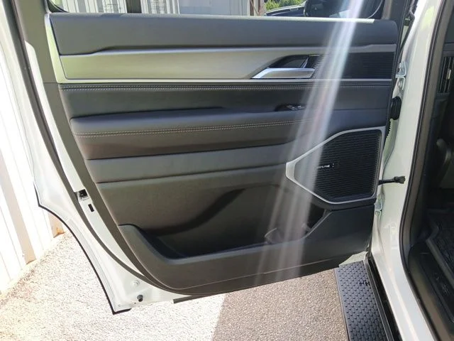New 2026 Bright White Clear-Coat Exterior Paint Jeep Upland image 27