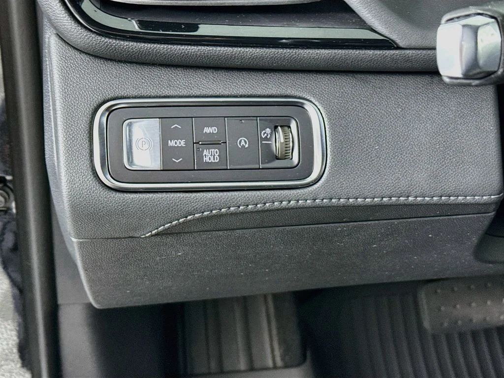 Used 2025 Black Buick Avenir image 11
