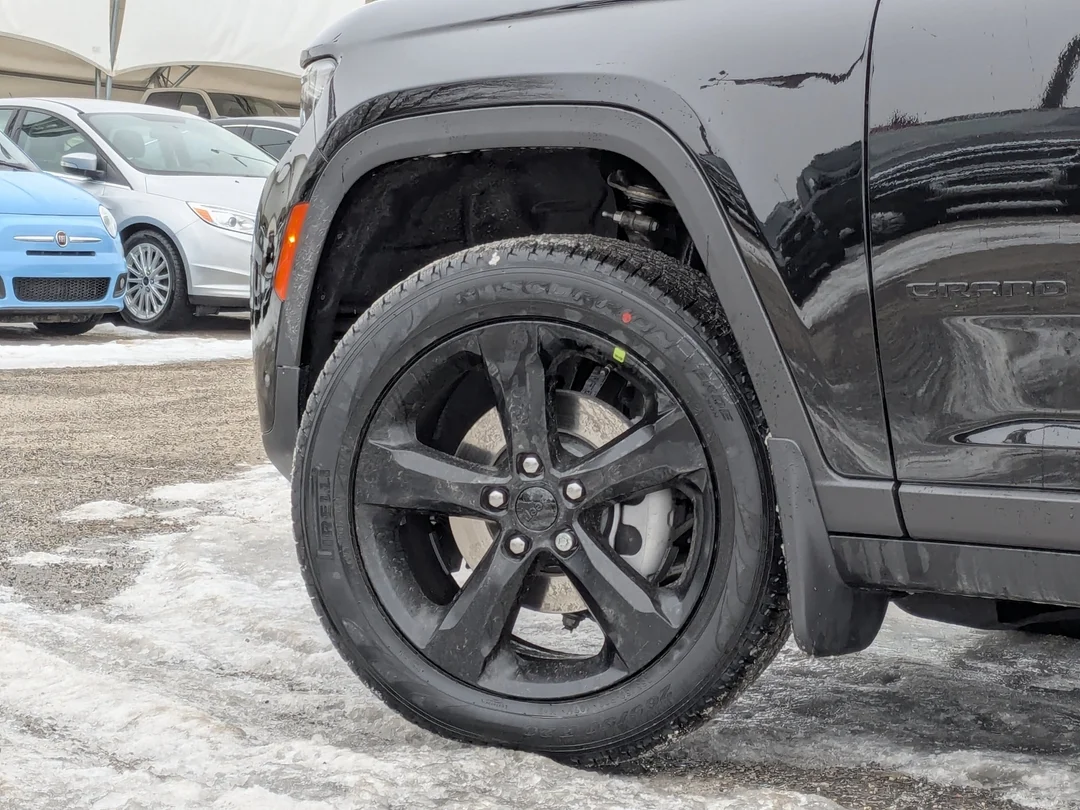 New 2026 Black Jeep Limited - - 4x4 - 20 Gloss Black Wheels - Luxury Tech II - Remote Start & More! image 11