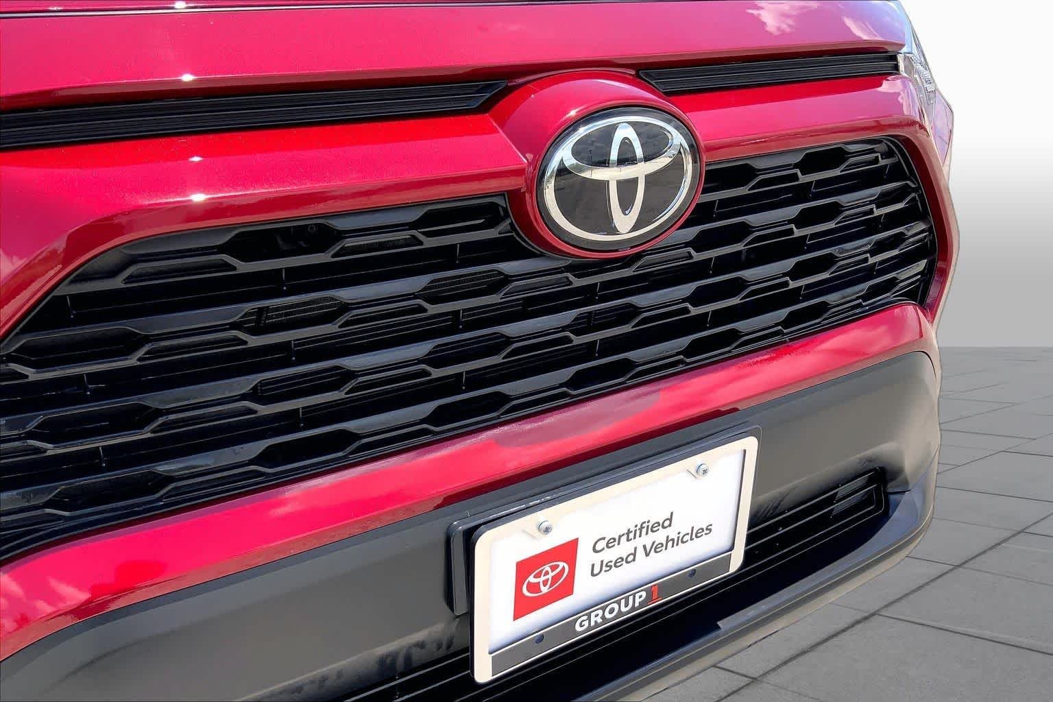 Used 2025 Ruby Flare Pearl Toyota LE image 29