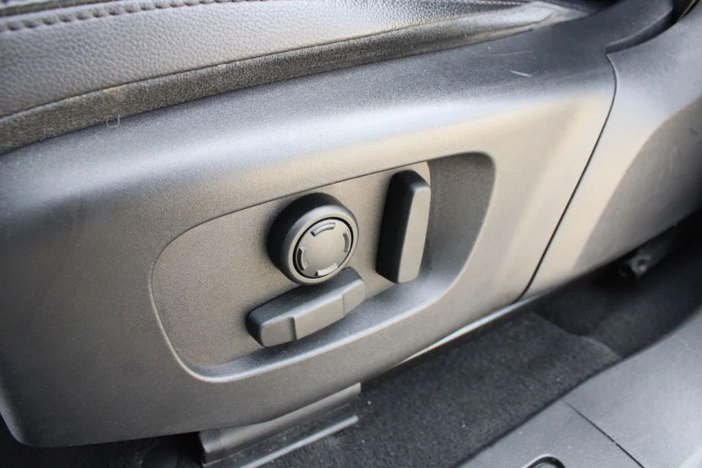 Used 2020 White Land Rover SE image 3