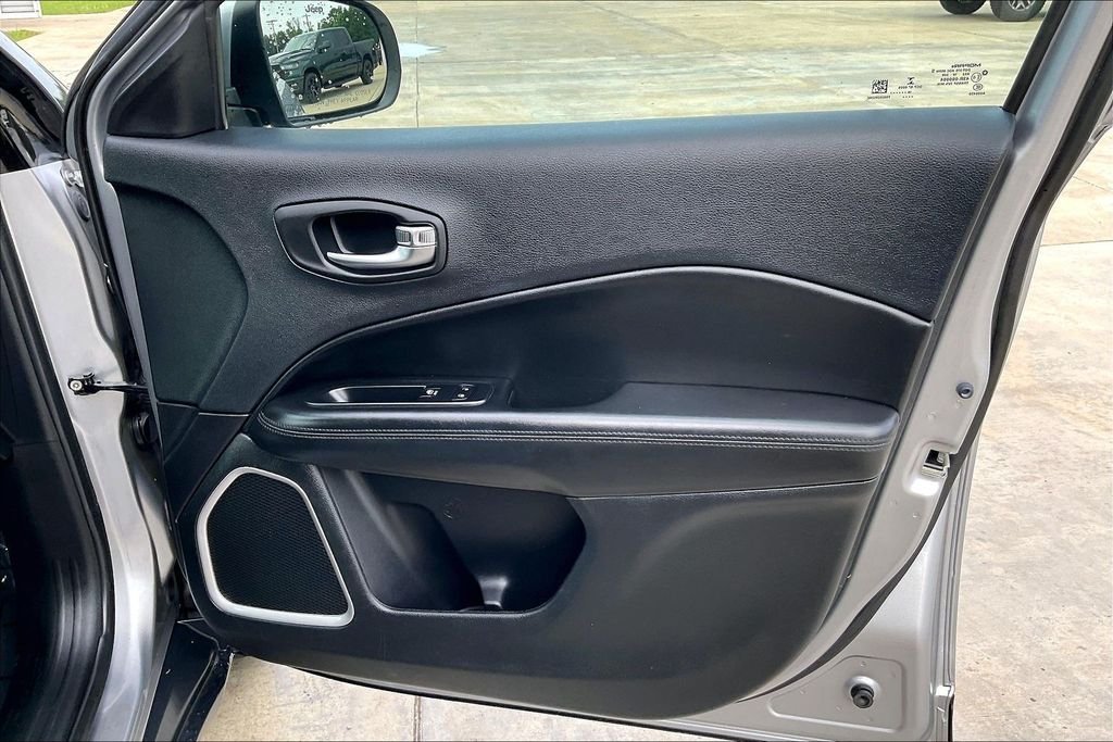 Used 2019 Silver Jeep Latitude image 23