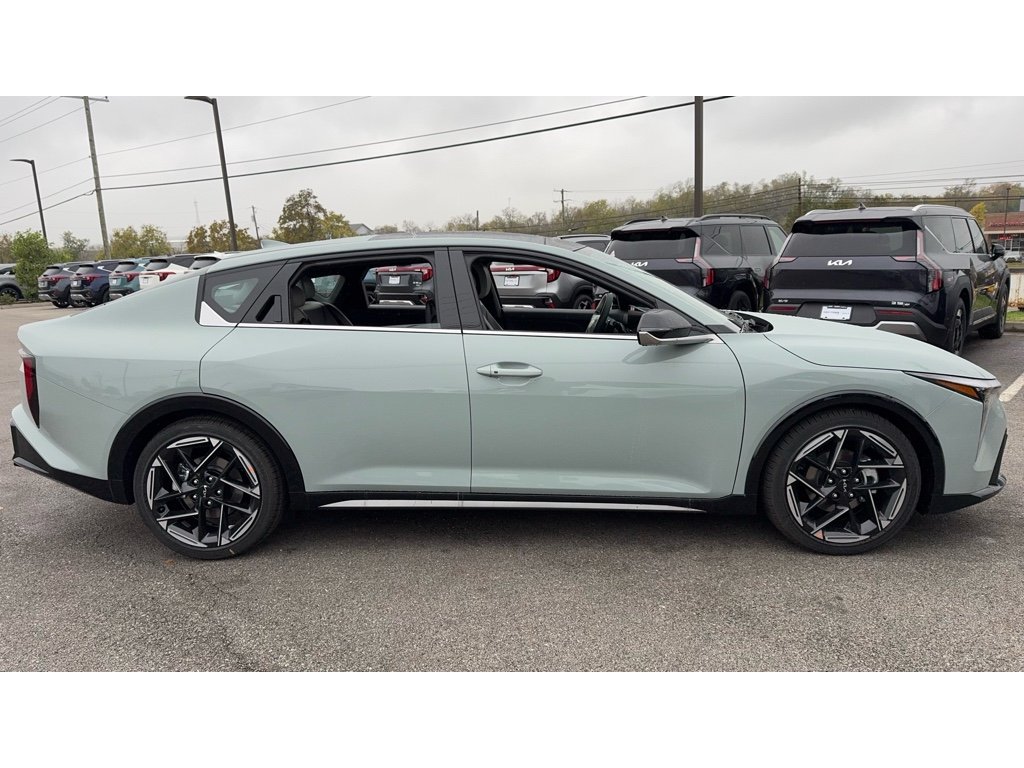 2025 Kia K4 GT-Line photo 2