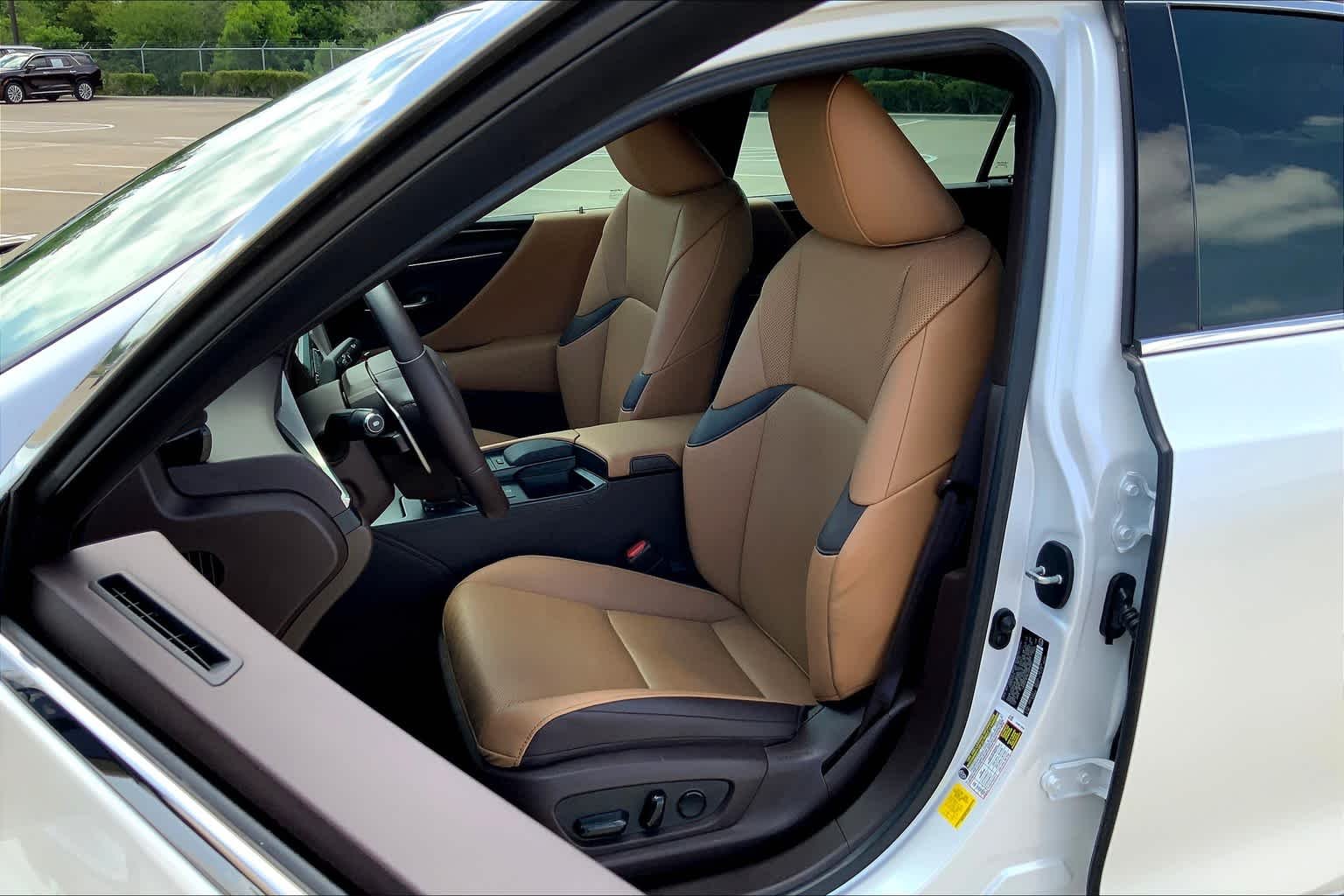 Used 2020 Eminent White Pearl Lexus  image 7