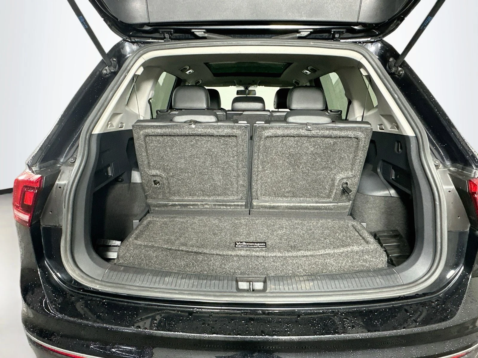 Used 2018 Deep Black Pearl Metallic Volkswagen 2.0T SE image 26