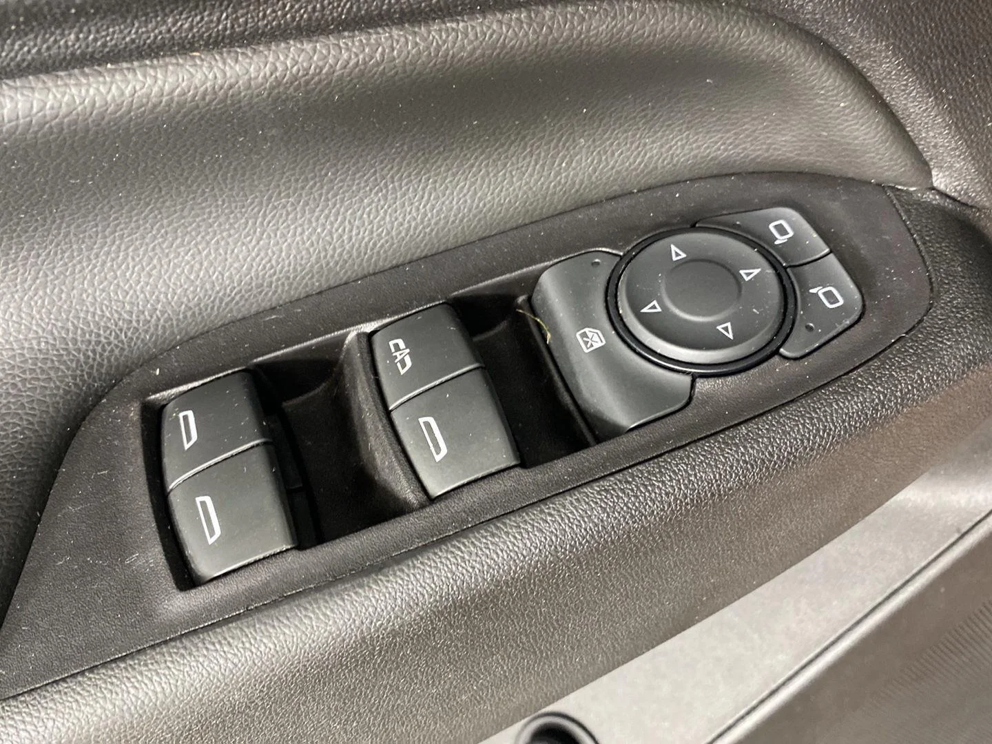 Used 2019 Iridescent Pearl Tricoat Chevrolet LT image 27