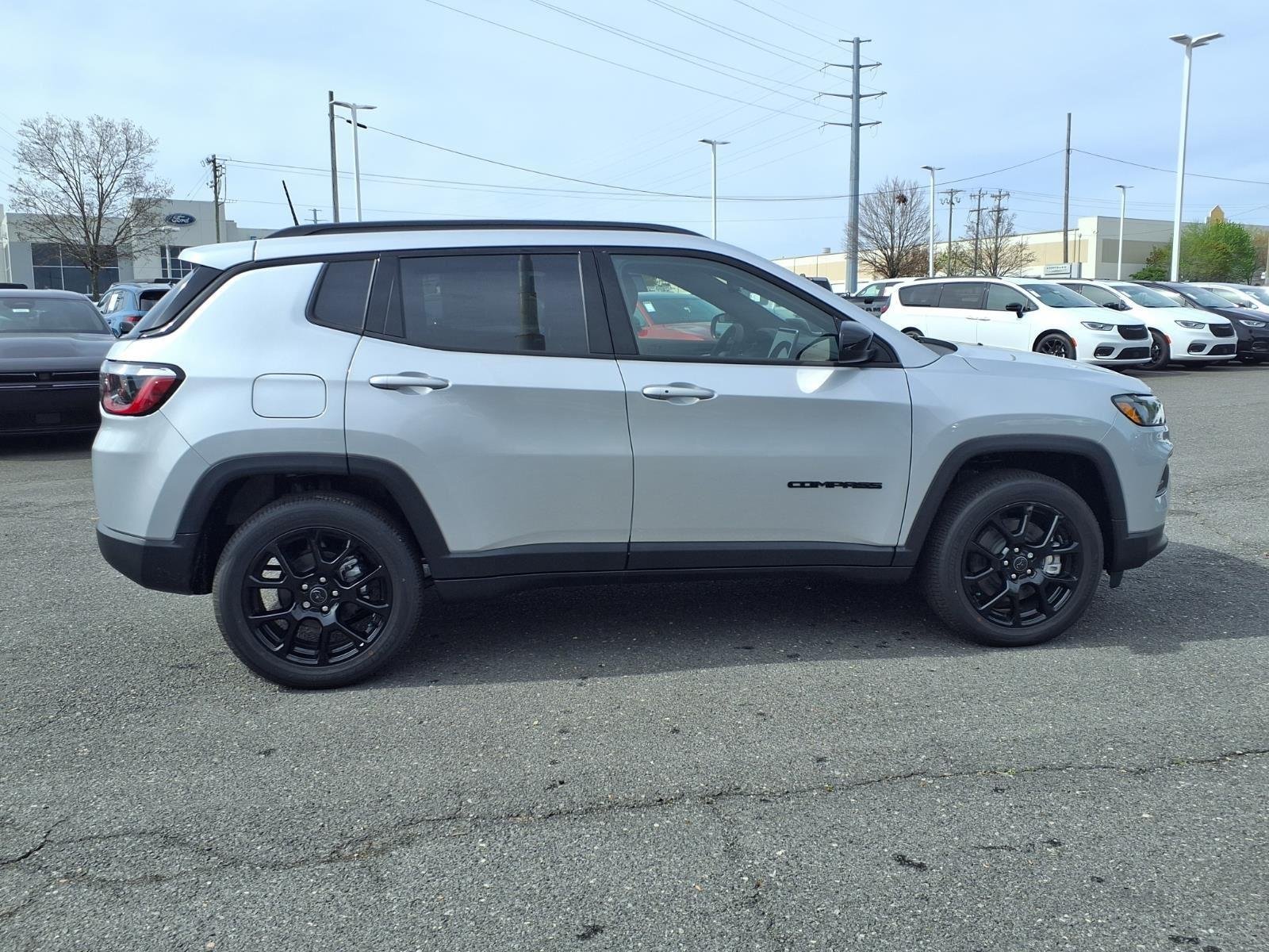 New 2026 Silver Zynith Metallic Clearcoat Jeep Latitude Altitude image 9