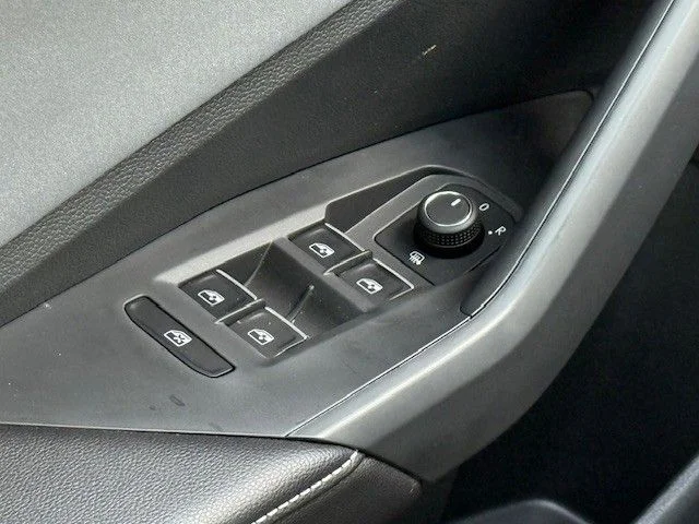 2025 Volkswagen Jetta SE - Photo 29
