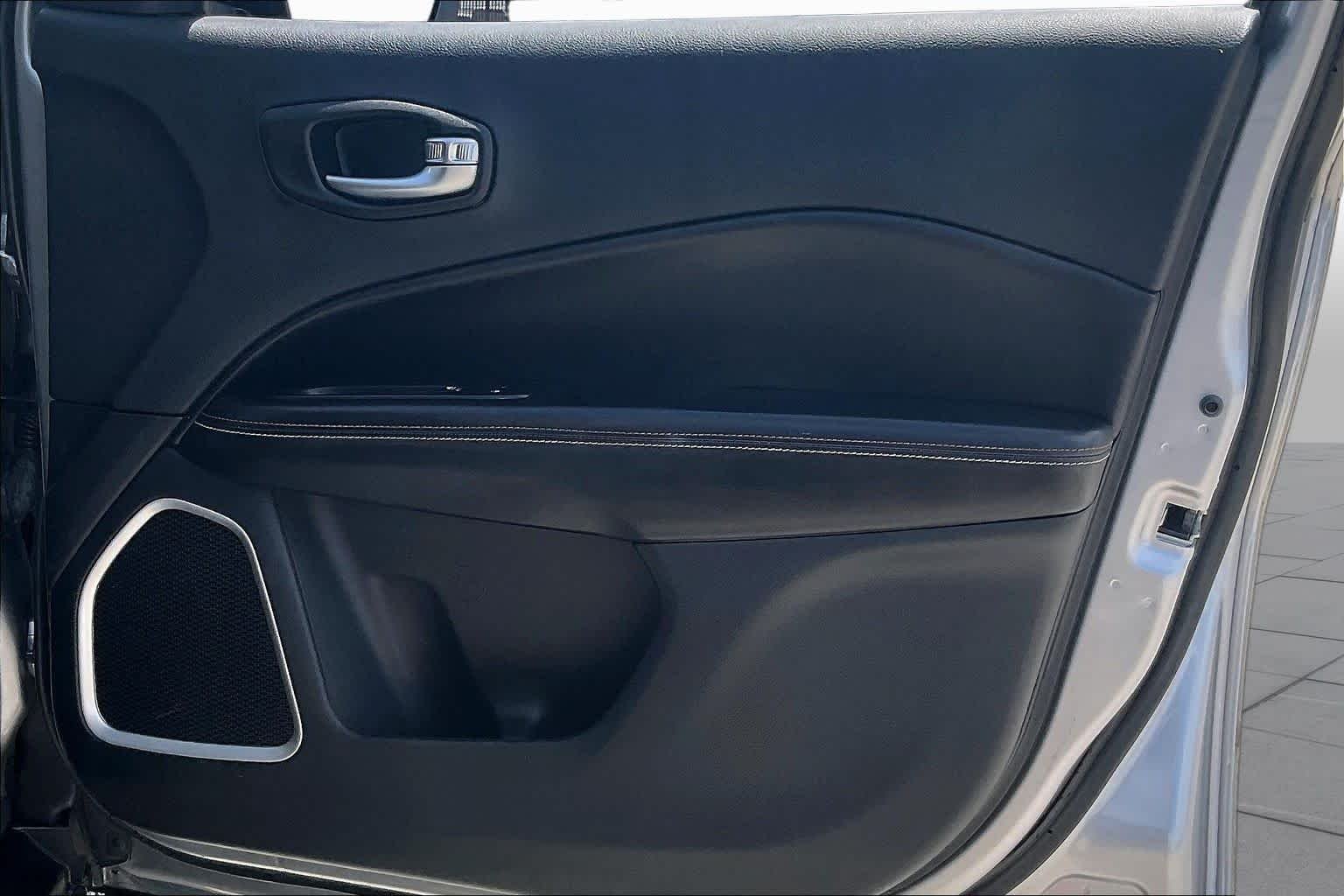 Used 2019 Billet Silver Metallic Clear Coat Jeep Latitude image 22