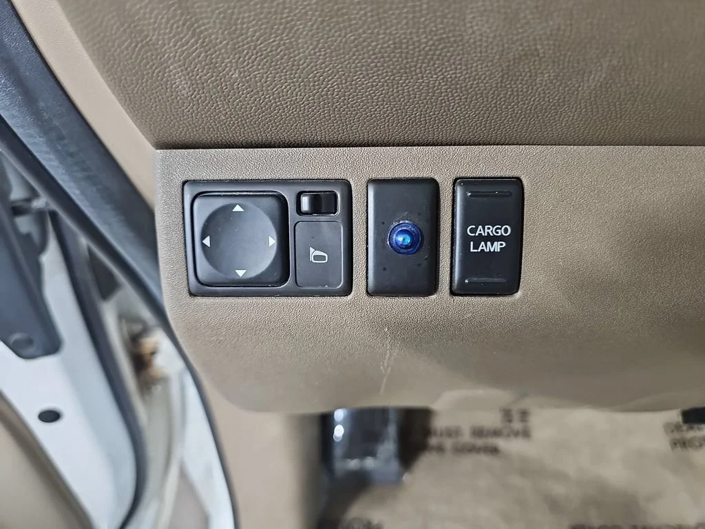 Used 2005 White Nissan SE image 27