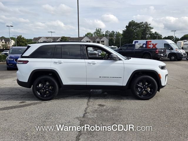 New 2026 Diamond Black Crystal Pearl-Coat Exterior Paint Jeep Laredo image 14