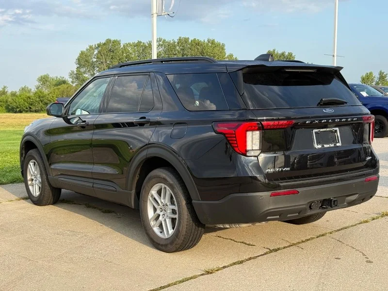 Used 2026 Agate Black Metallic Ford Active 4WD image 3