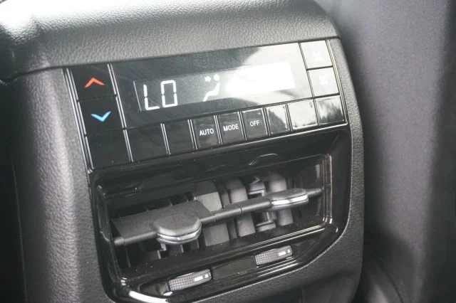 Used 2025  Jeep Laredo X image 22
