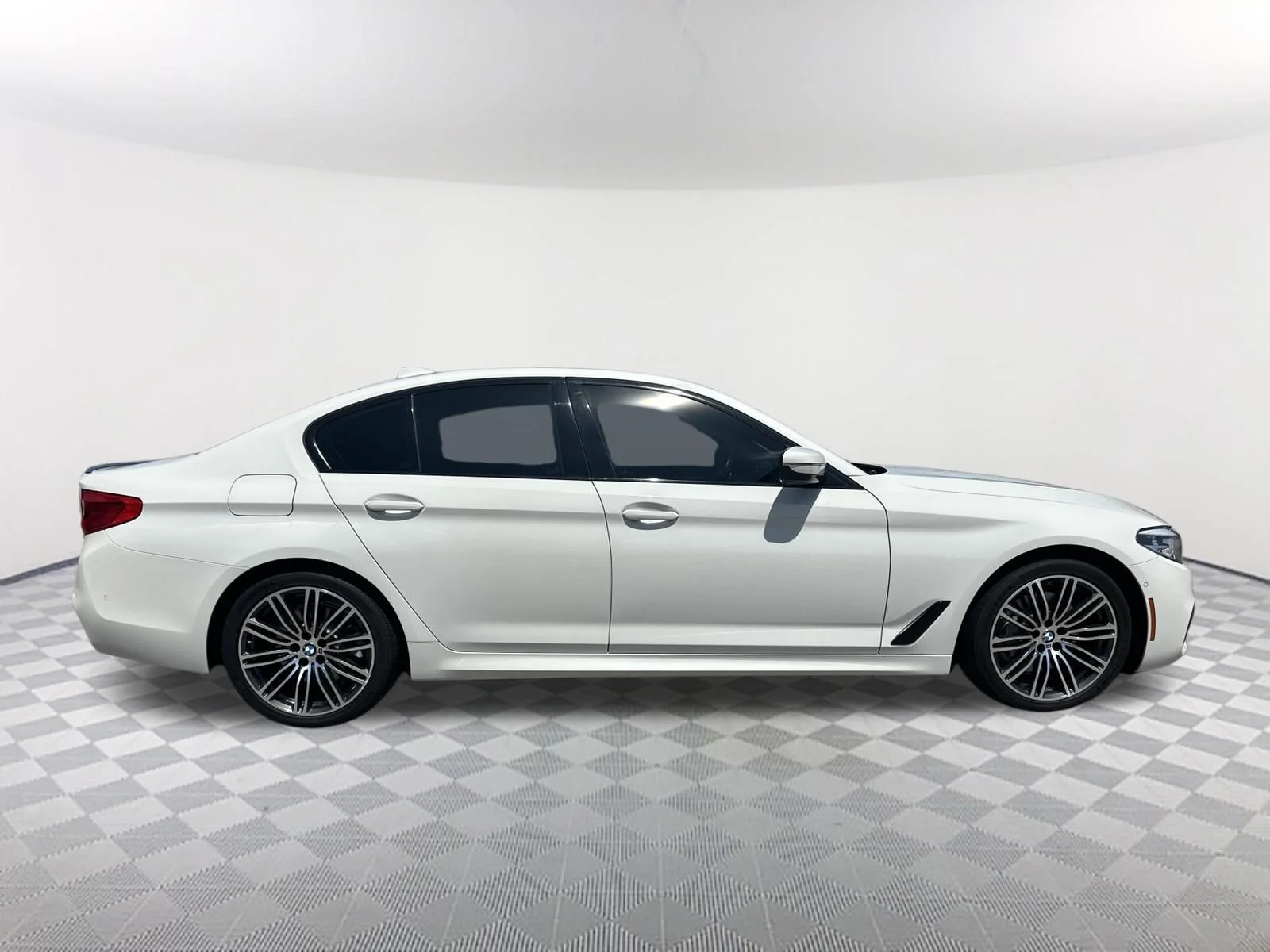 Used 2019 Alpine White BMW 530e iPerformance image 4