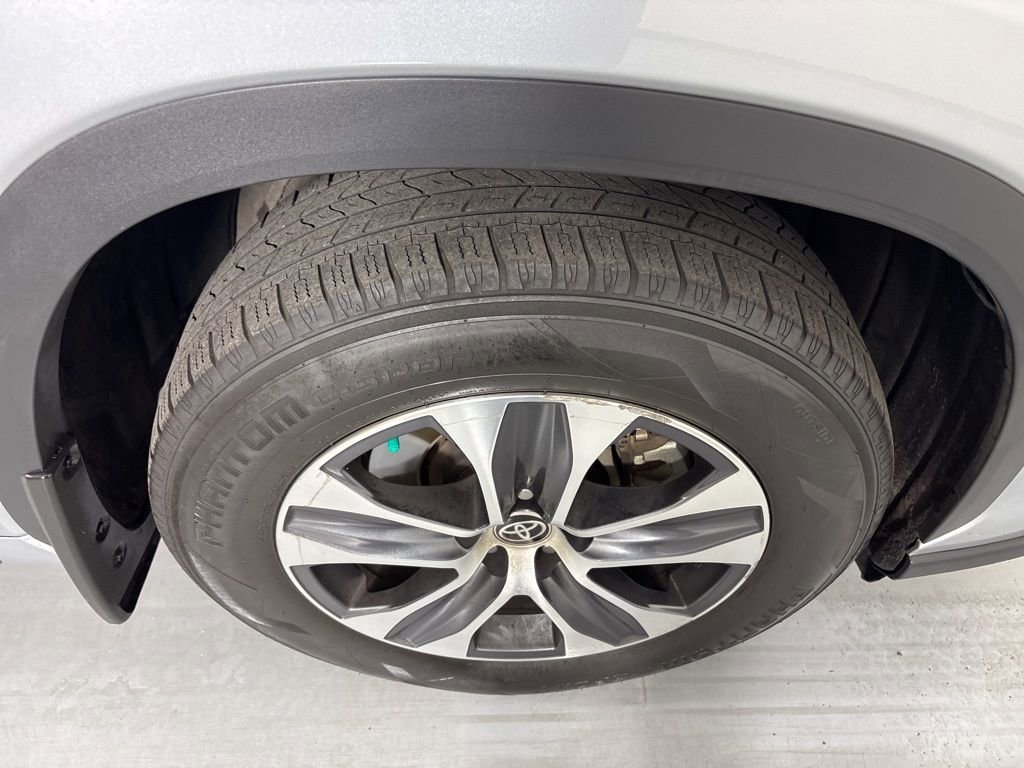 Used 2023 Silver Toyota L image 10