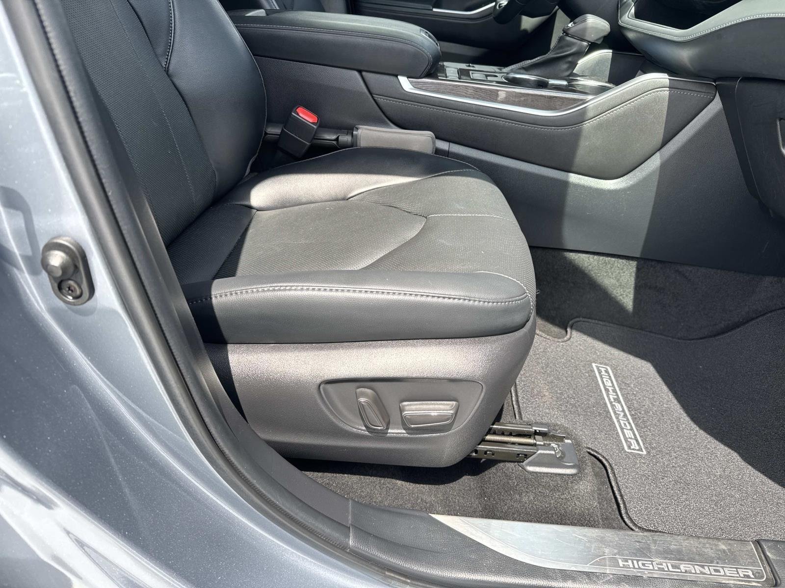 Used 2022 Moon Dust Toyota Limited image 12