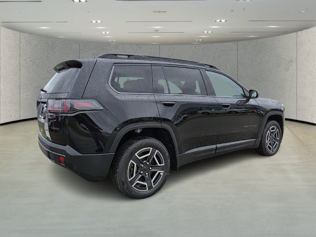 New 2026 Diamond Black Crystal Pearl-Coat Exterior Paint Jeep Laredo image 4