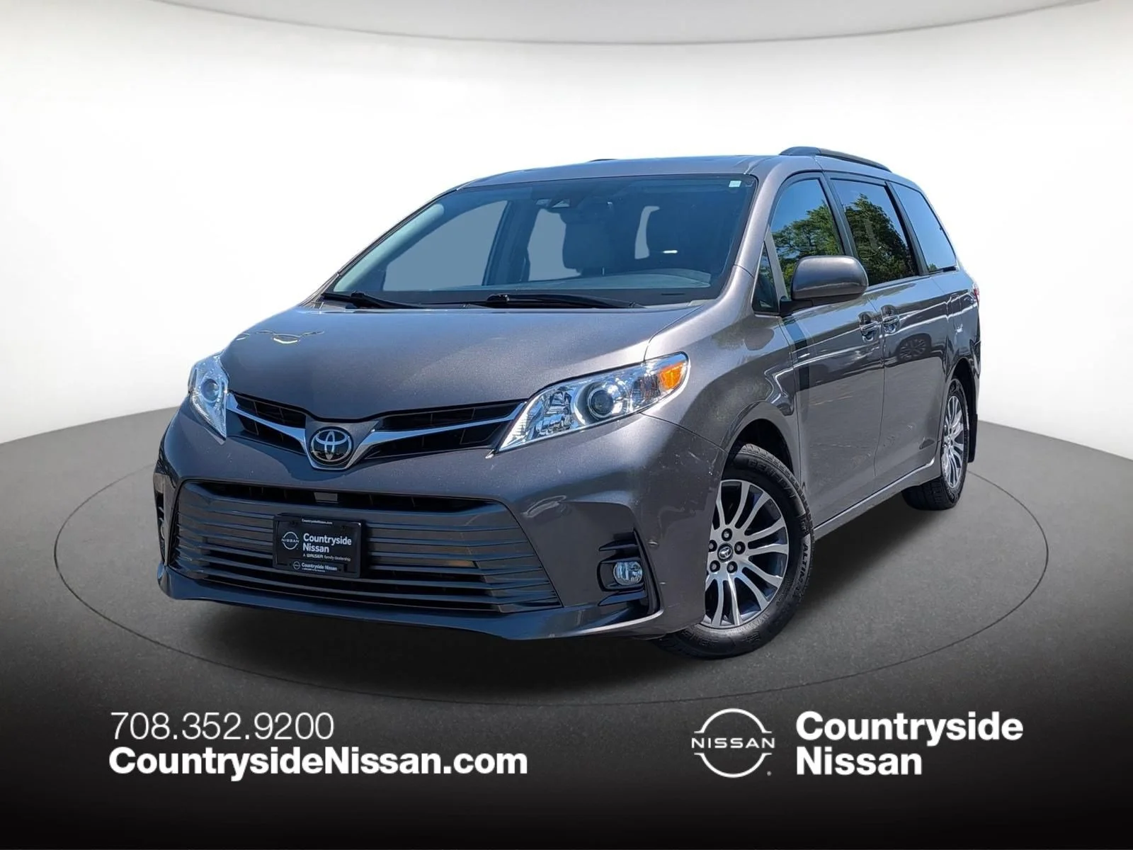 2018 Toyota Sienna XLE Premium V6 8-Passenger's photo