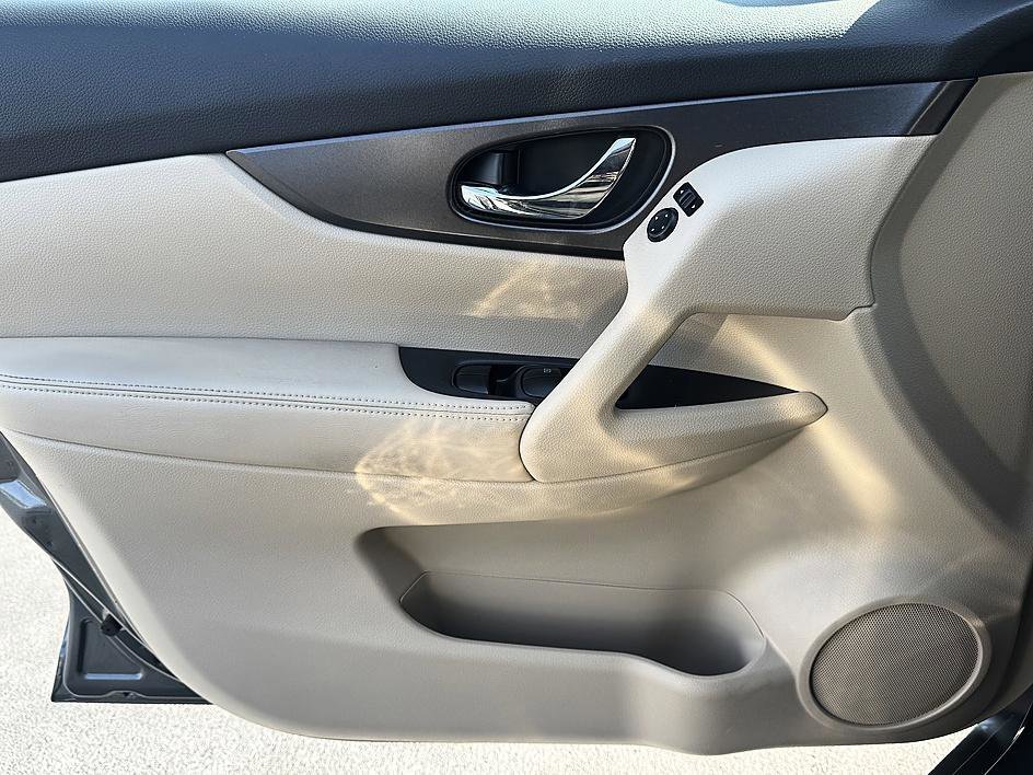 Used 2014 Gun Metallic Nissan SV image 9