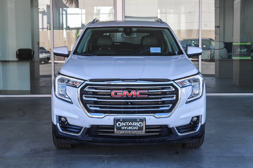 Used 2023 White GMC SLT image 2