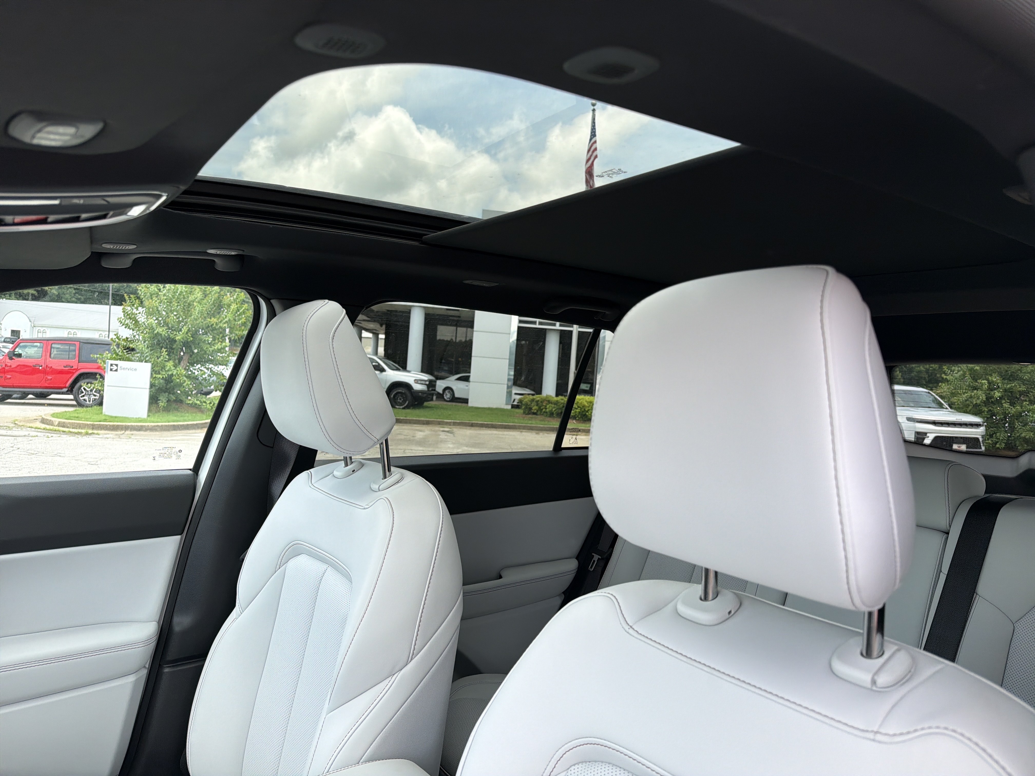 New 2026 Bright White Clear-Coat Exterior Paint Jeep Limited image 35