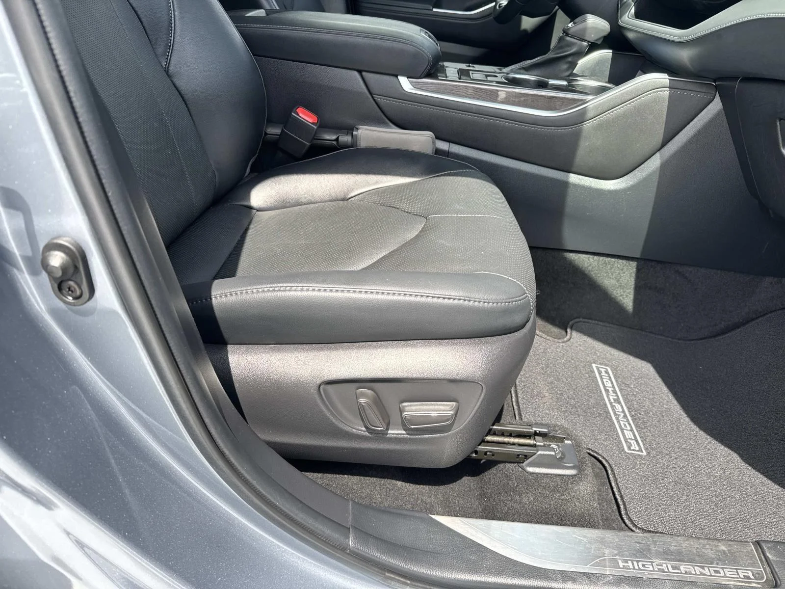 Used 2022 Moon Dust Toyota Limited image 12