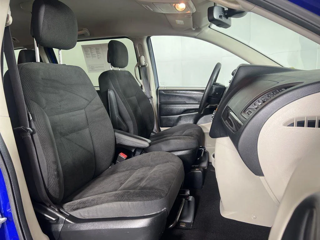 Used 2019 Indigo Blue Dodge SE image 12