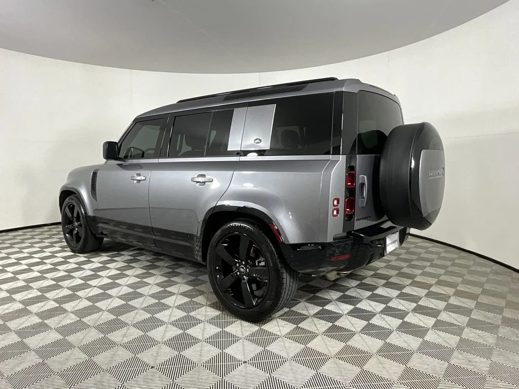 Used 2024 Gray Land Rover X-Dynamic SE image 3