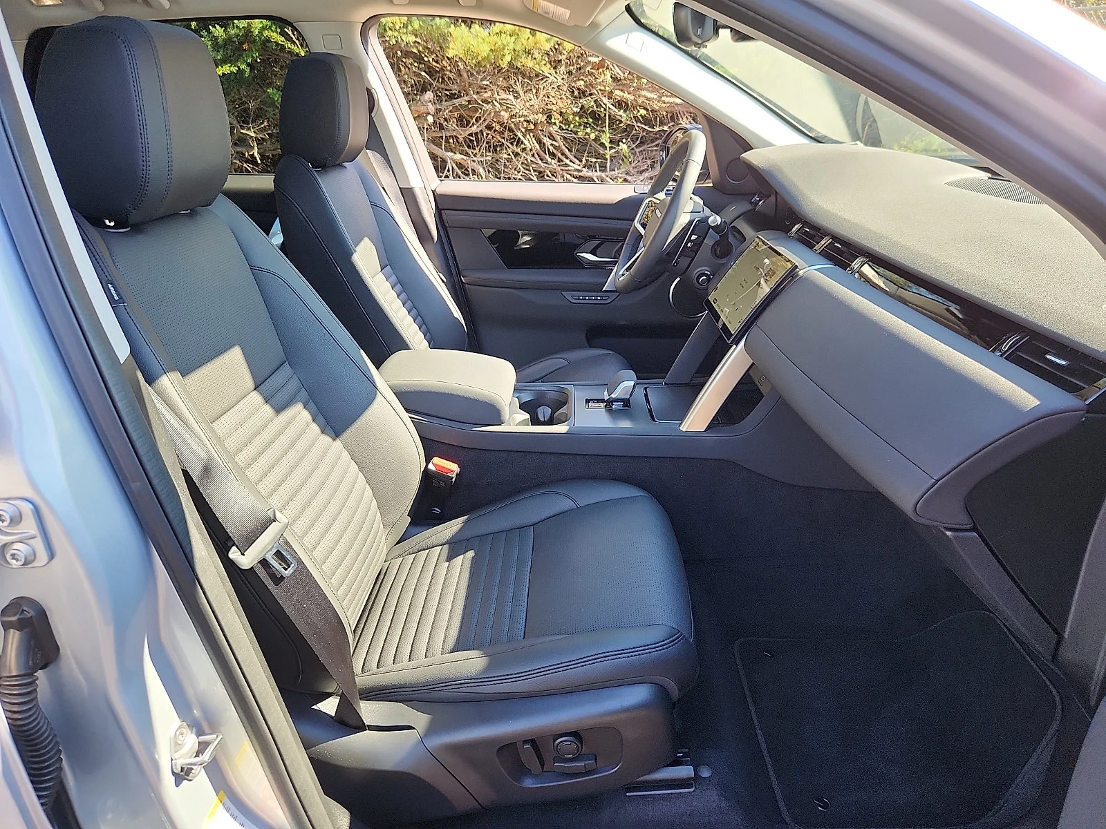 Used 2025 Silicon Silver Premium Metallic   1Bn Land Rover S image 23