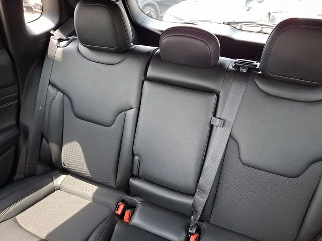 Used 2022 Black Jeep Latitude image 18
