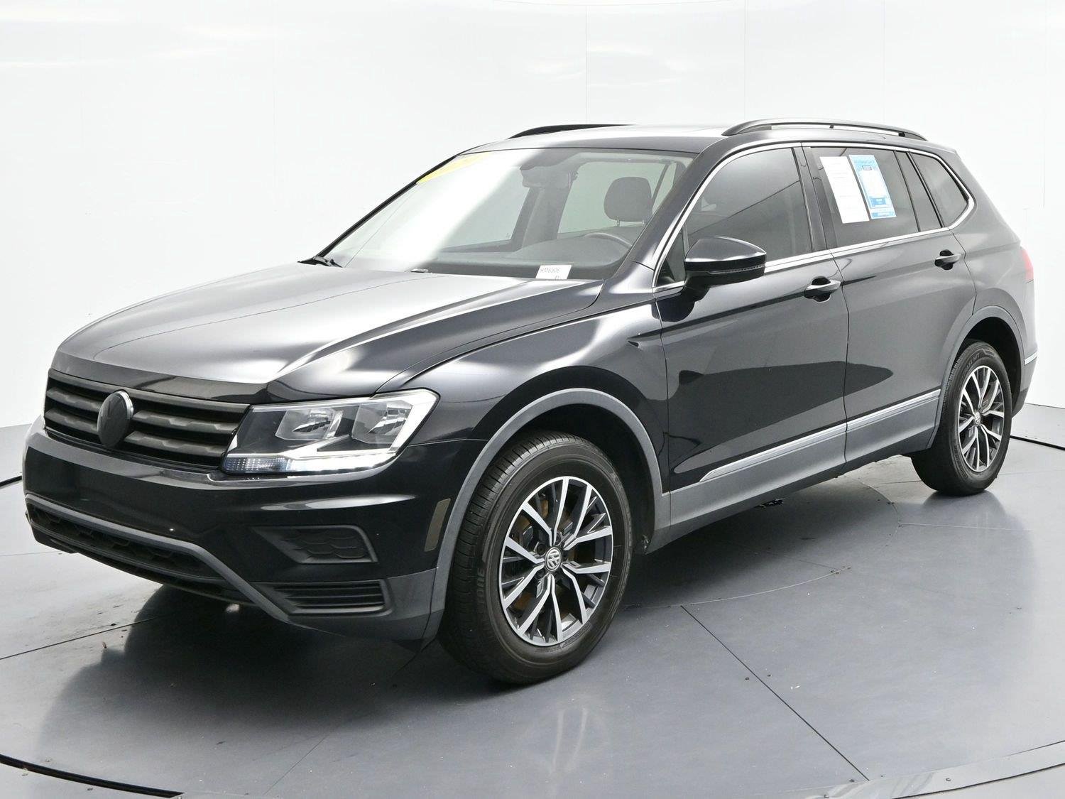 Used 2020 Deep Black Pearl Volkswagen SE image 3