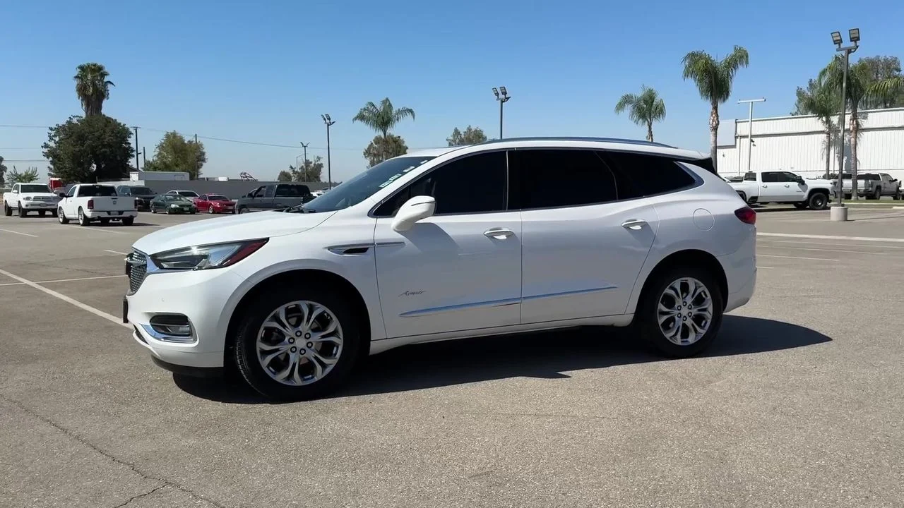 Used 2021 WHITE FROST TRICOAT Buick Avenir image 36