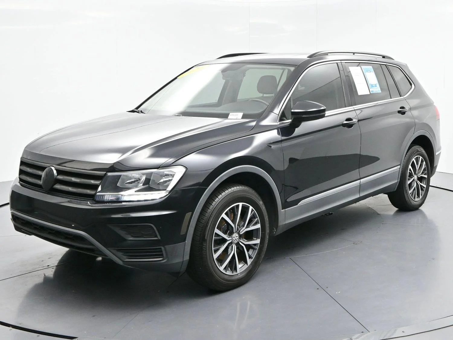 Used 2020 Deep Black Pearl Volkswagen SE image 3