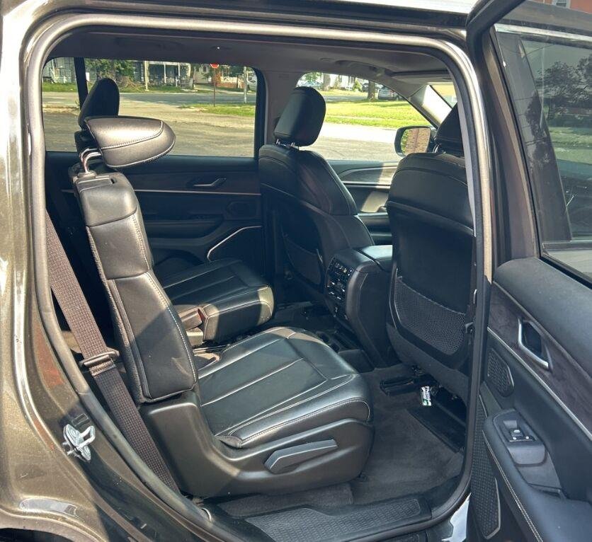 Used 2021 Rocky Mountain Pearlcoat Jeep Limited image 10