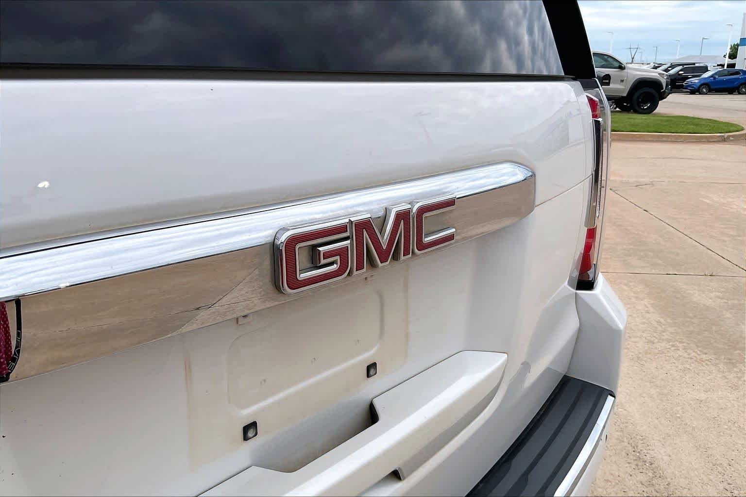 Used 2018 WHITE FROST TRICOAT GMC Denali image 30