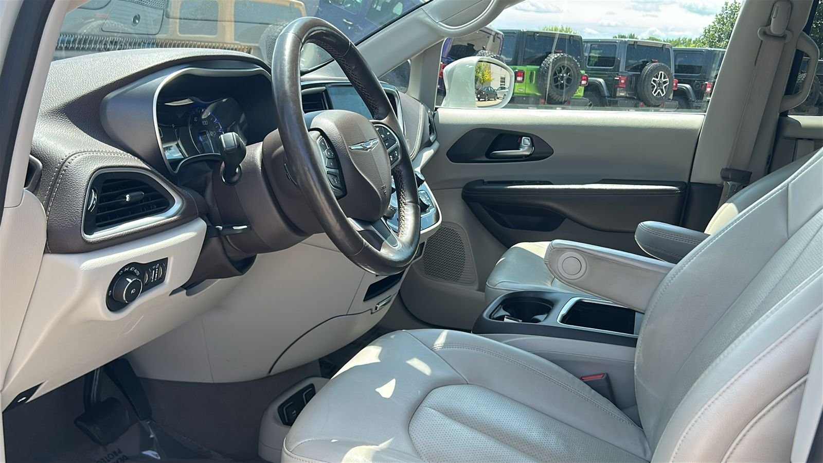 Used 2021 White Chrysler Touring L image 11