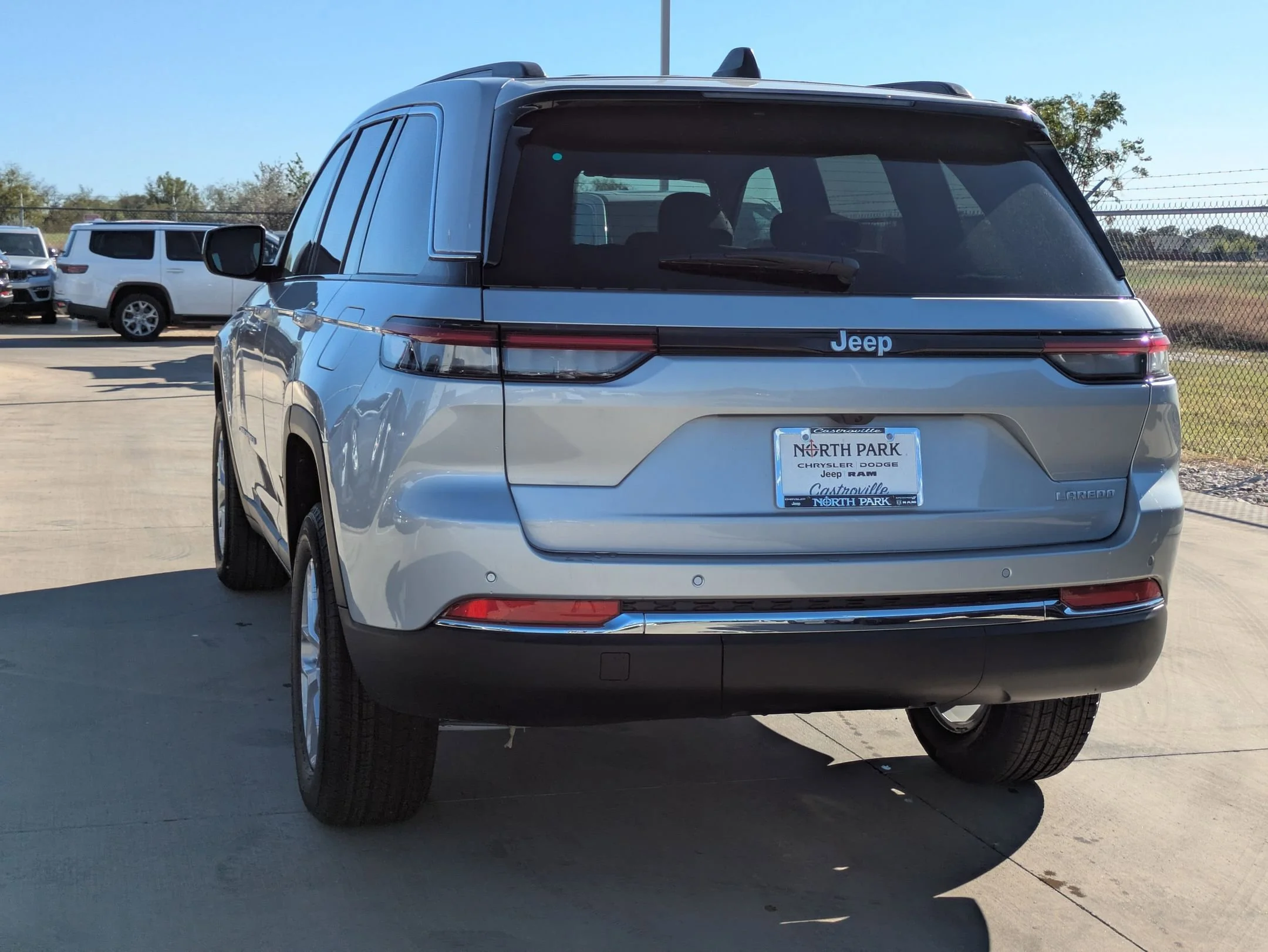 New 2025 Silver Zynith Exterior Paint Jeep Laredo X image 5