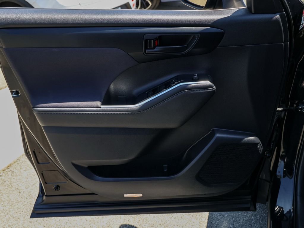 2024 Toyota Highlander LE - Photo 21