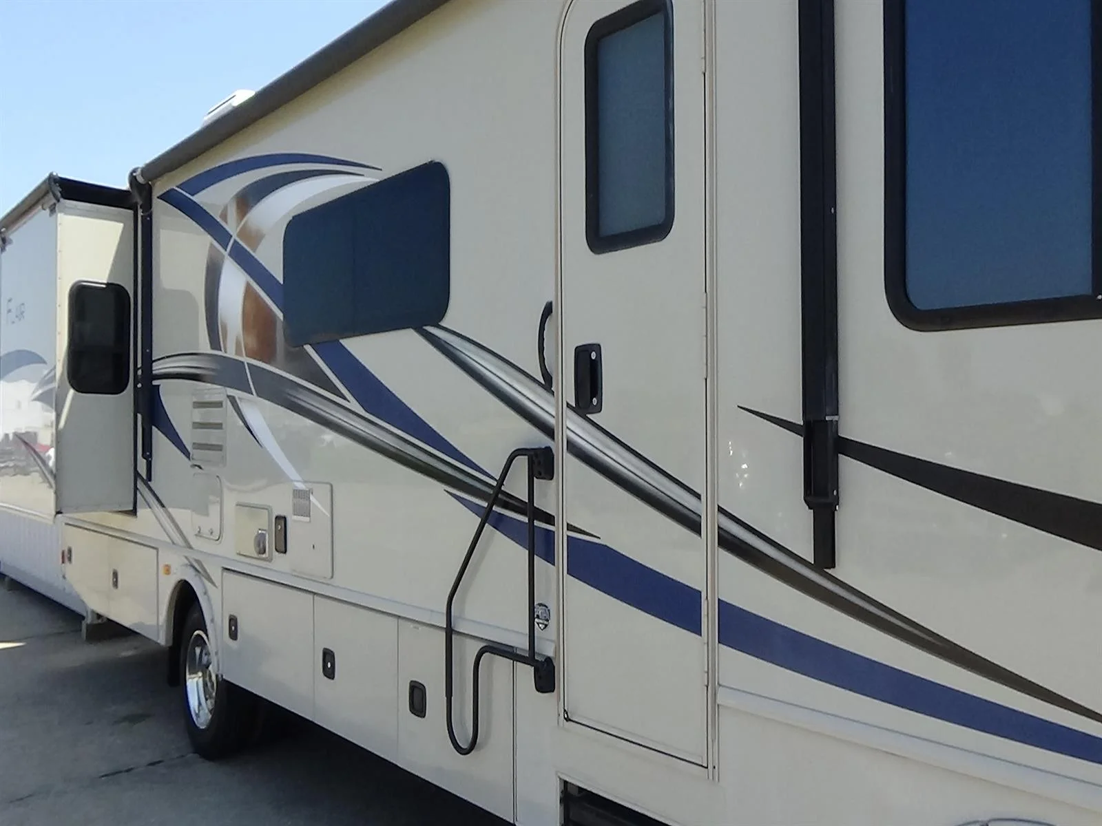Used 2016 Tan Ford Fleetwood Flair image 24