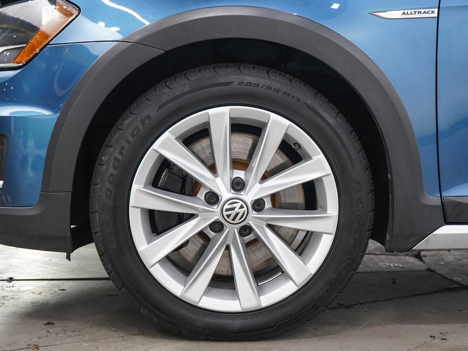 Used 2017 Silk Blue Metallic Volkswagen TSI SE image 29