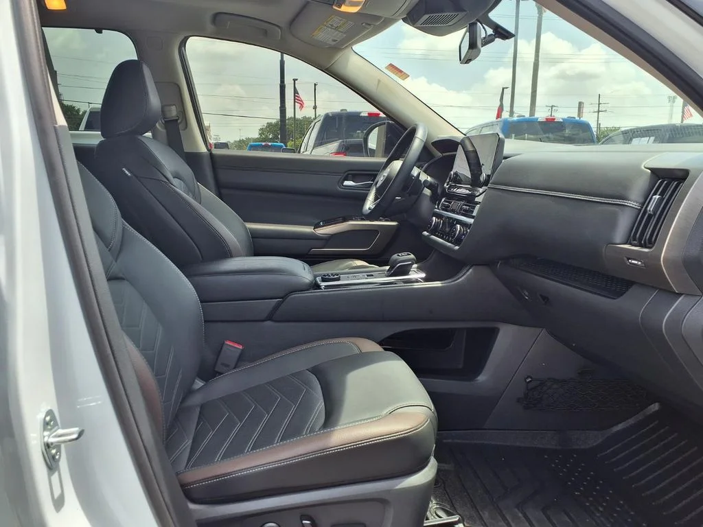 Used 2025 White Nissan Platinum image 7