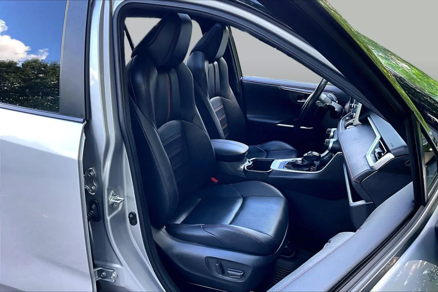 Certified Used 2022 Silver Sky Metallic/Midnight Black Metallic Toyota XSE image 8