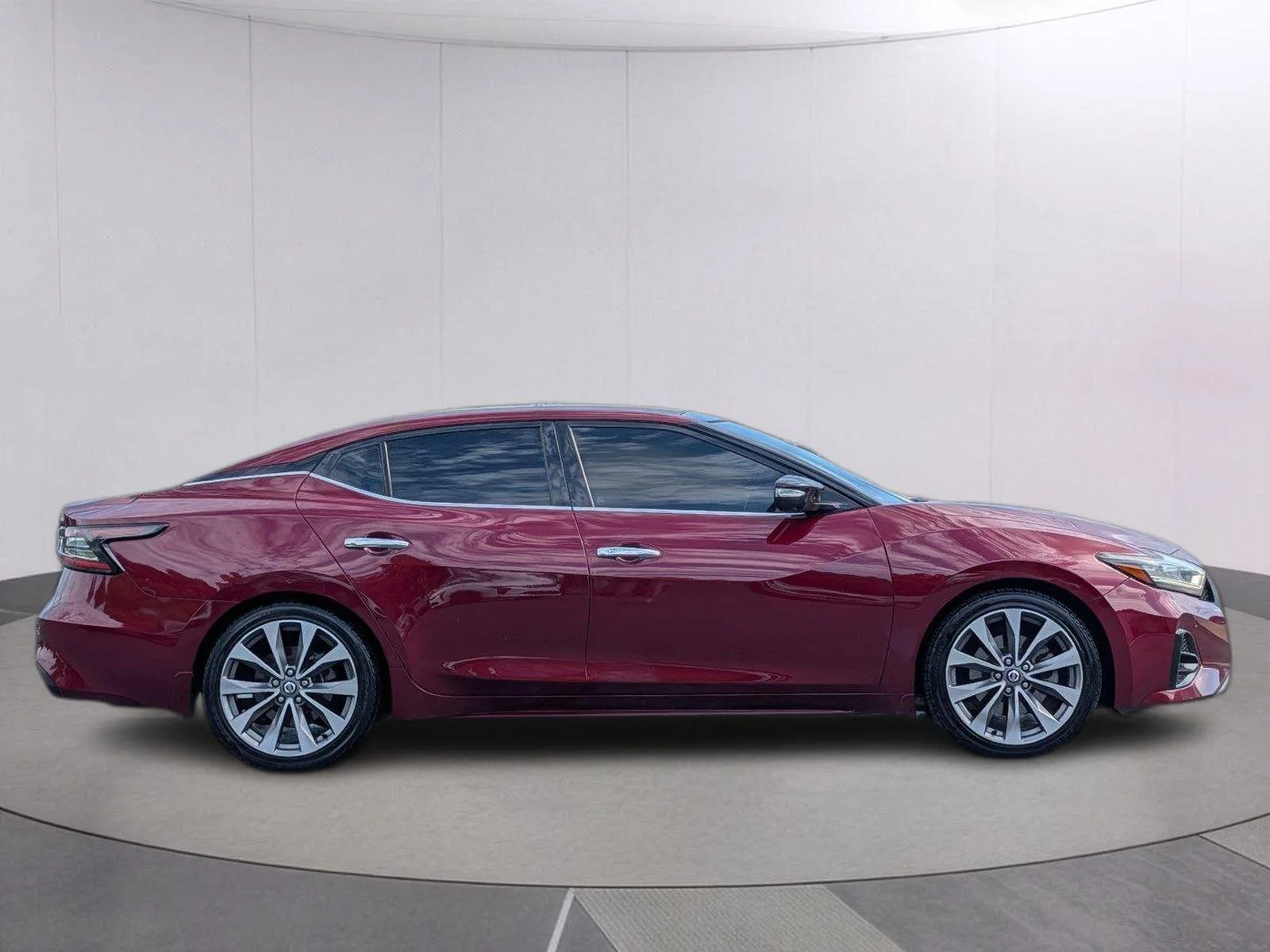 Used 2019 Super Black Nissan Platinum image 6