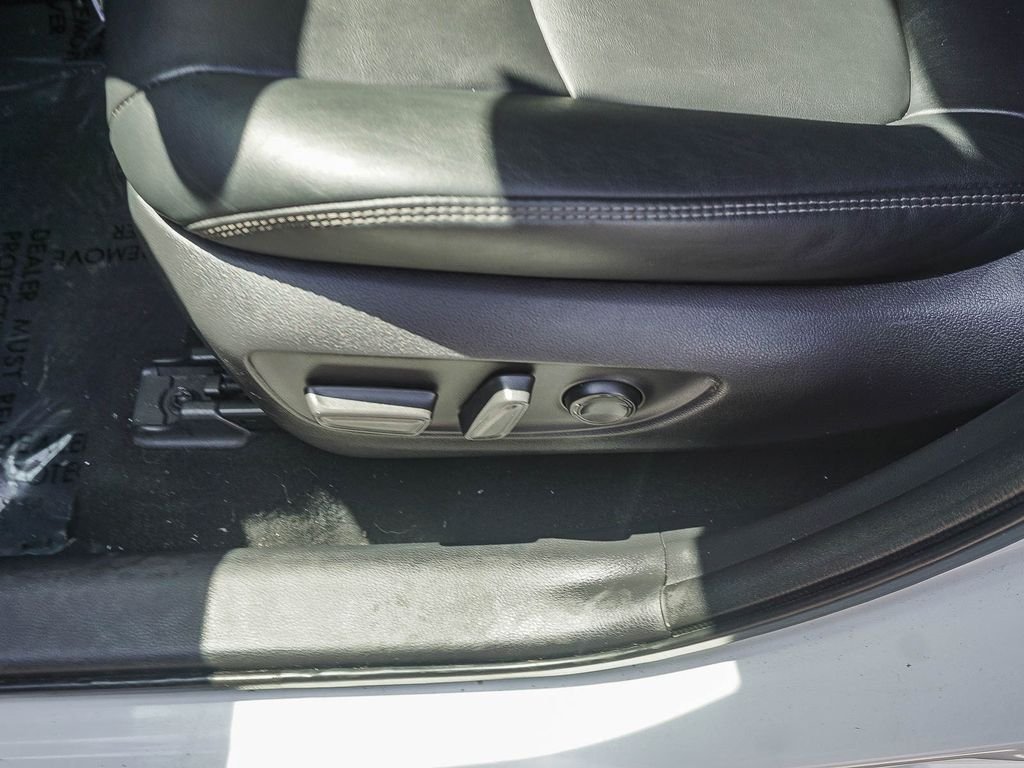 Used 2022 White Toyota XLE Premium image 19