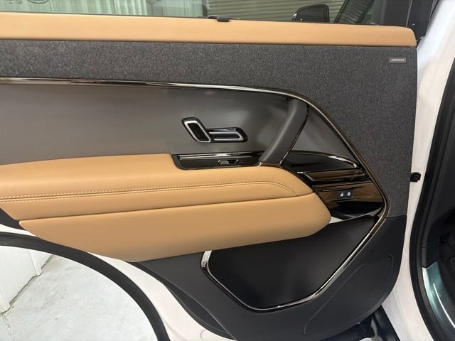 New 2026 Ostuni Pearl White Land Rover SE image 13