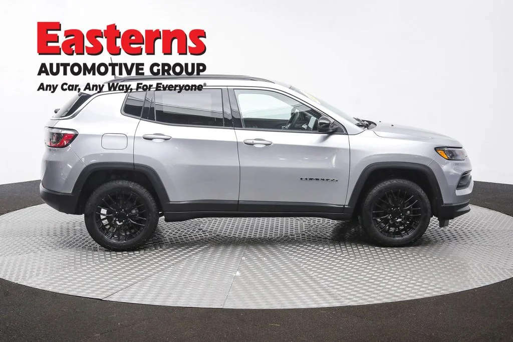 Used 2022 Silver Jeep Latitude image 4