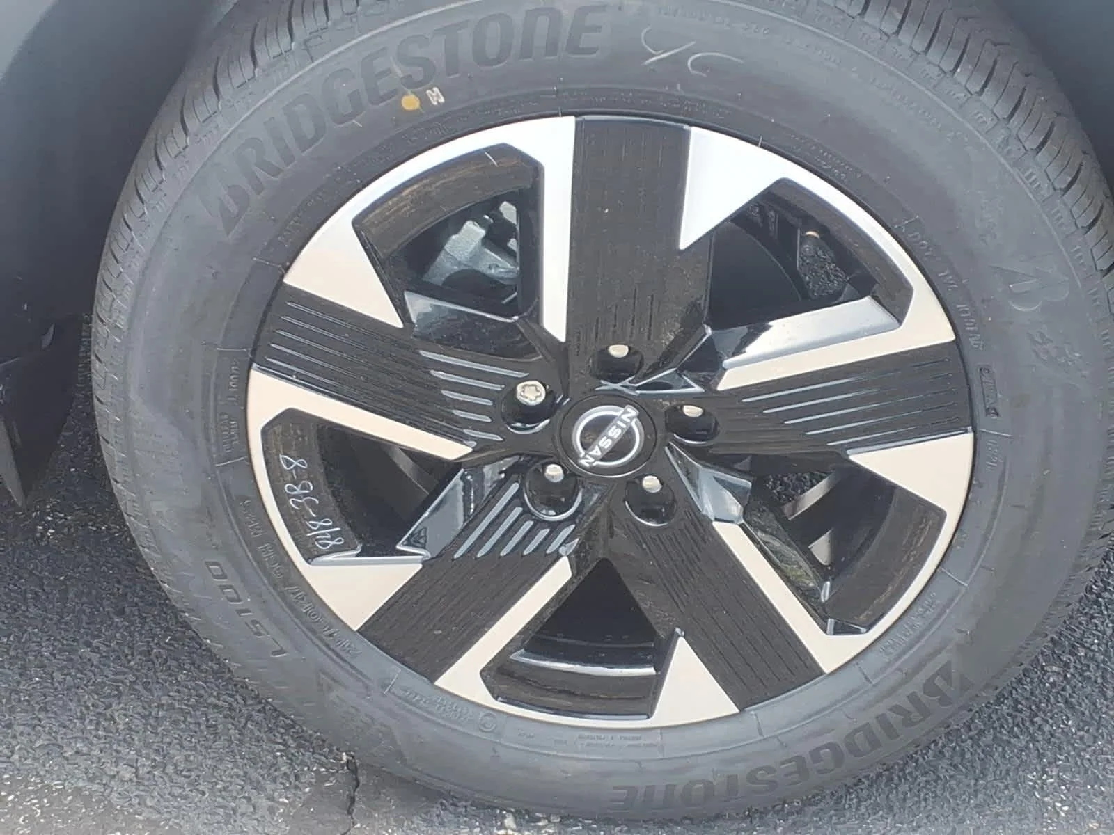 New 2026 Aspen White Tricoat/Super Black Nissan SV image 5