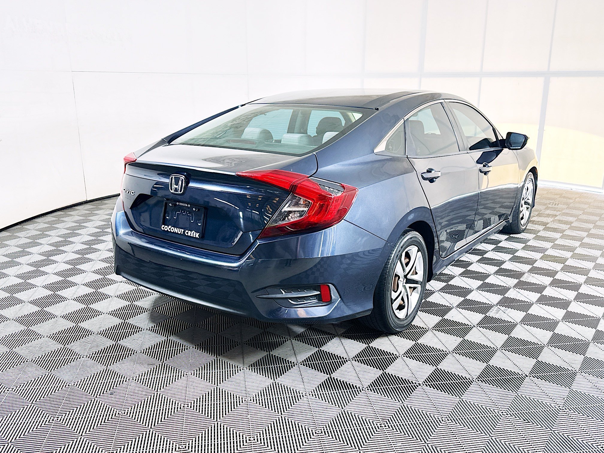 Used 2018 Gray Honda LX image 3