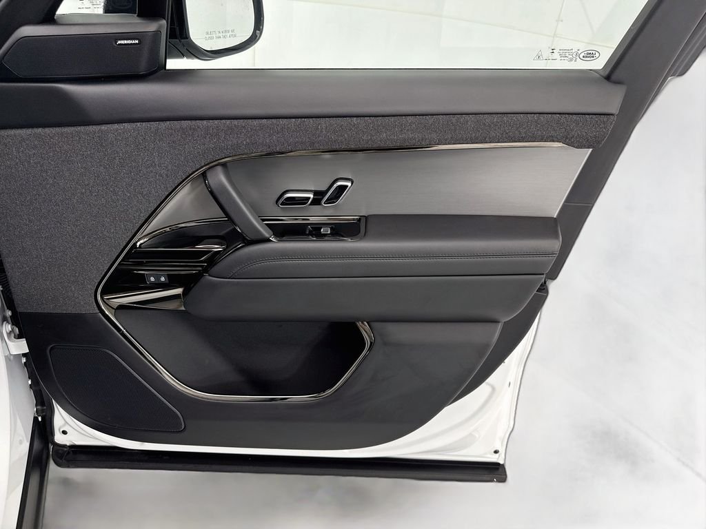 Certified Used 2025 Fuji White Land Rover Dynamic SE image 24